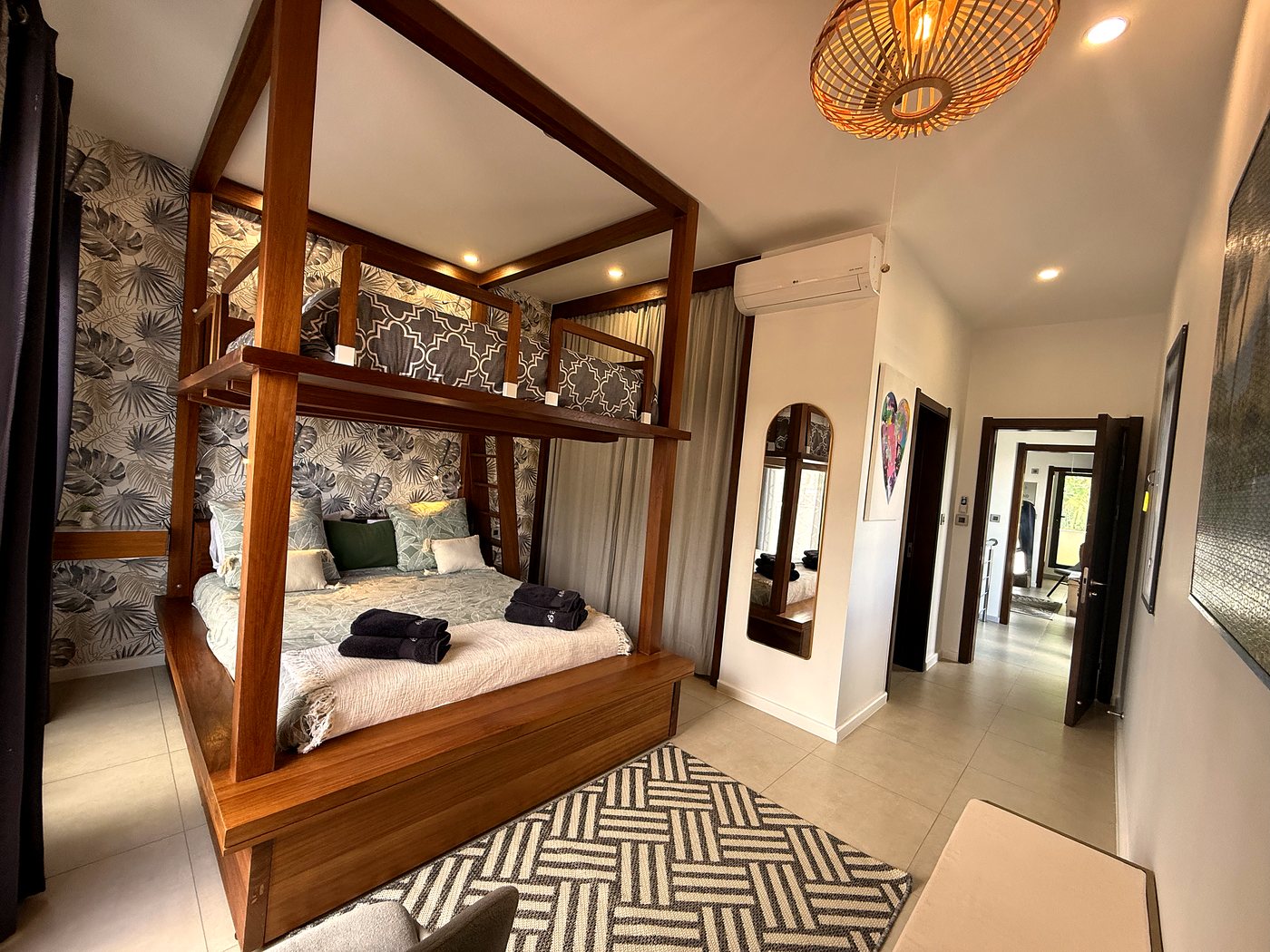 Chambre au lit baldaquin