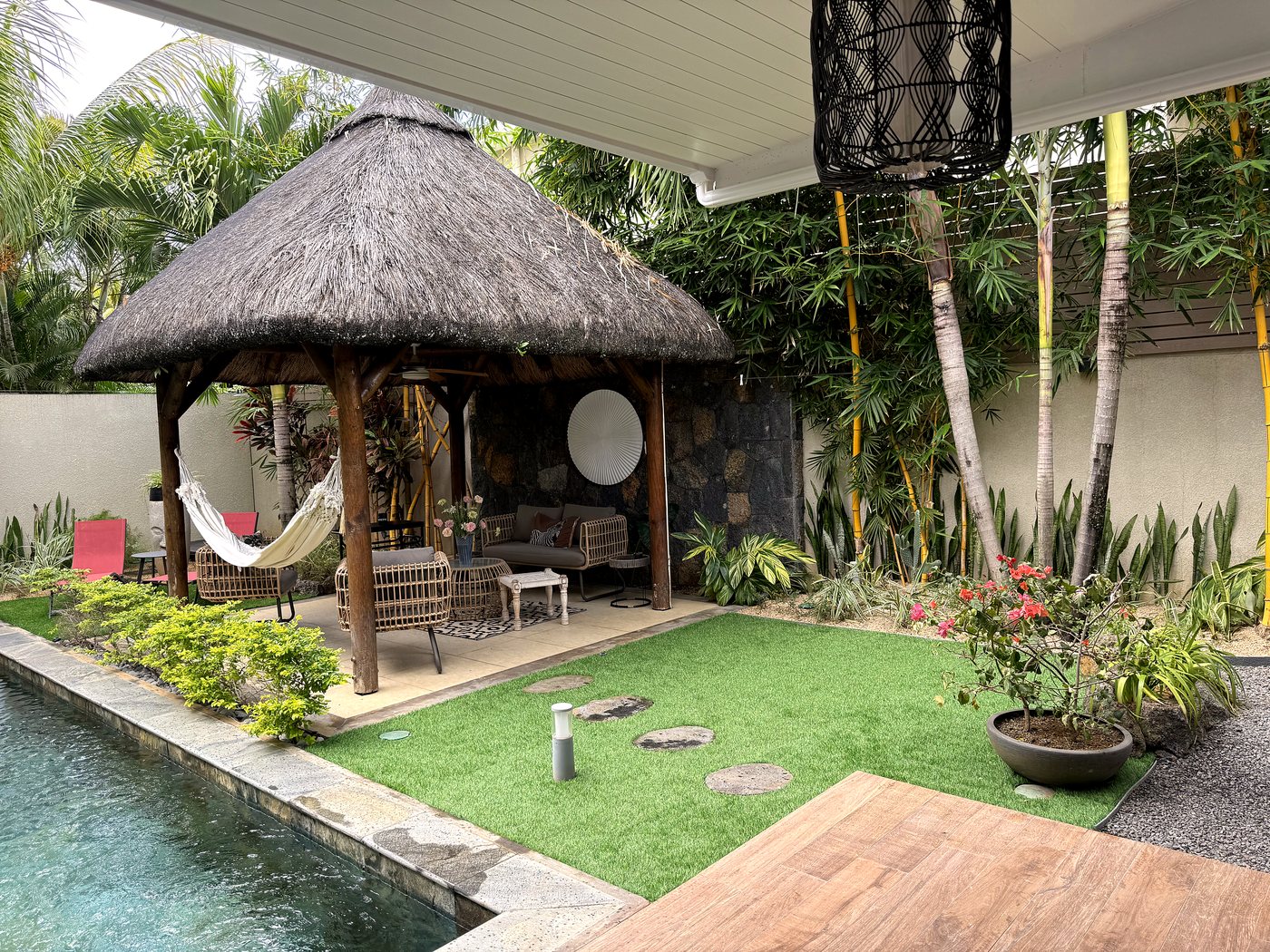 Le kiosque et son hamac au bord de la piscine