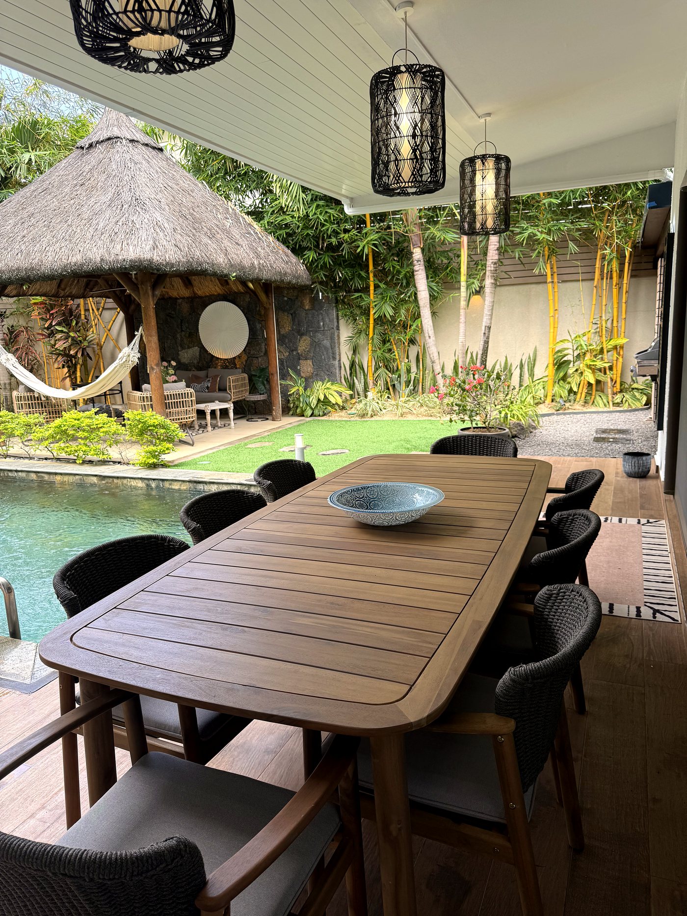 La table d'extérieur au bord de la piscine
