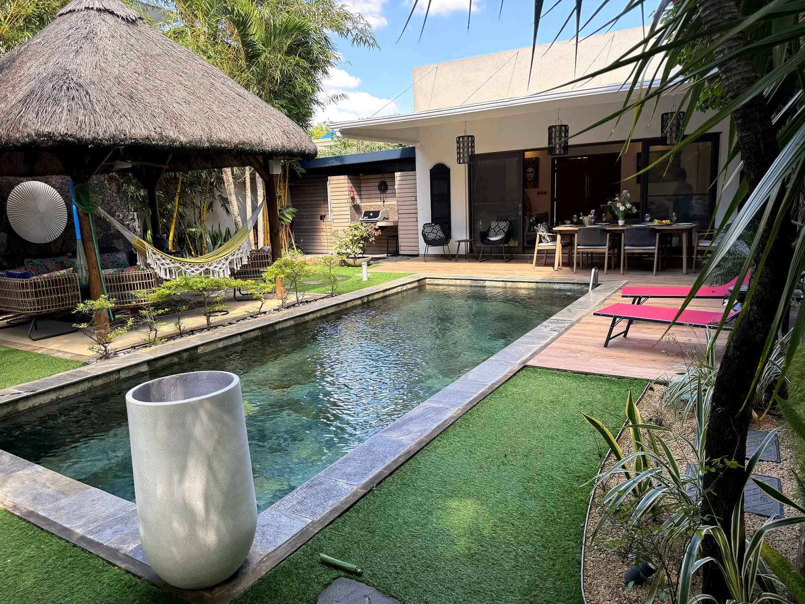 La piscine côté jardin