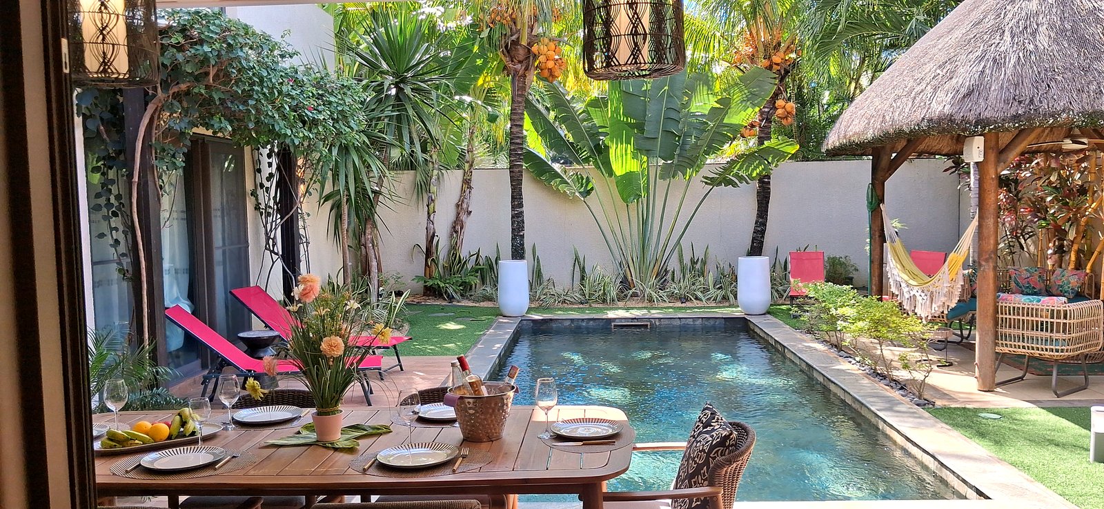 La table face à la piscine