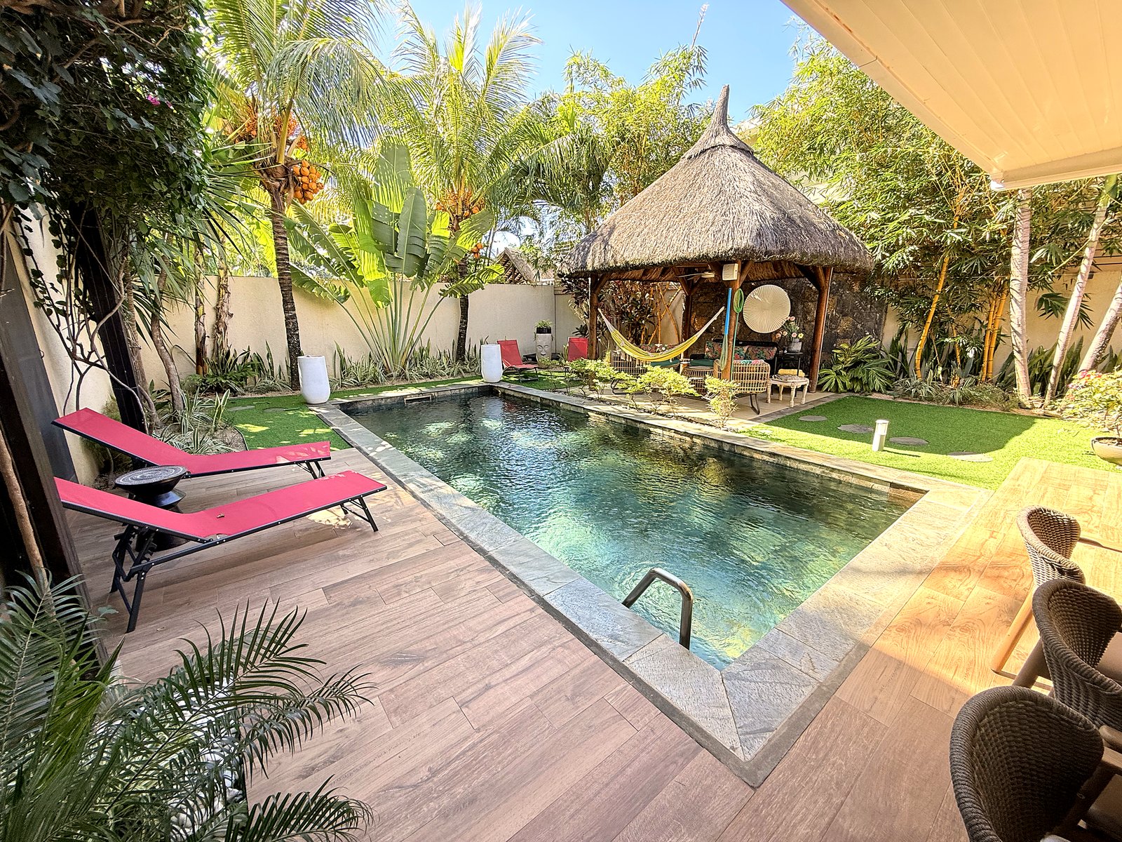 La piscine et ses transats