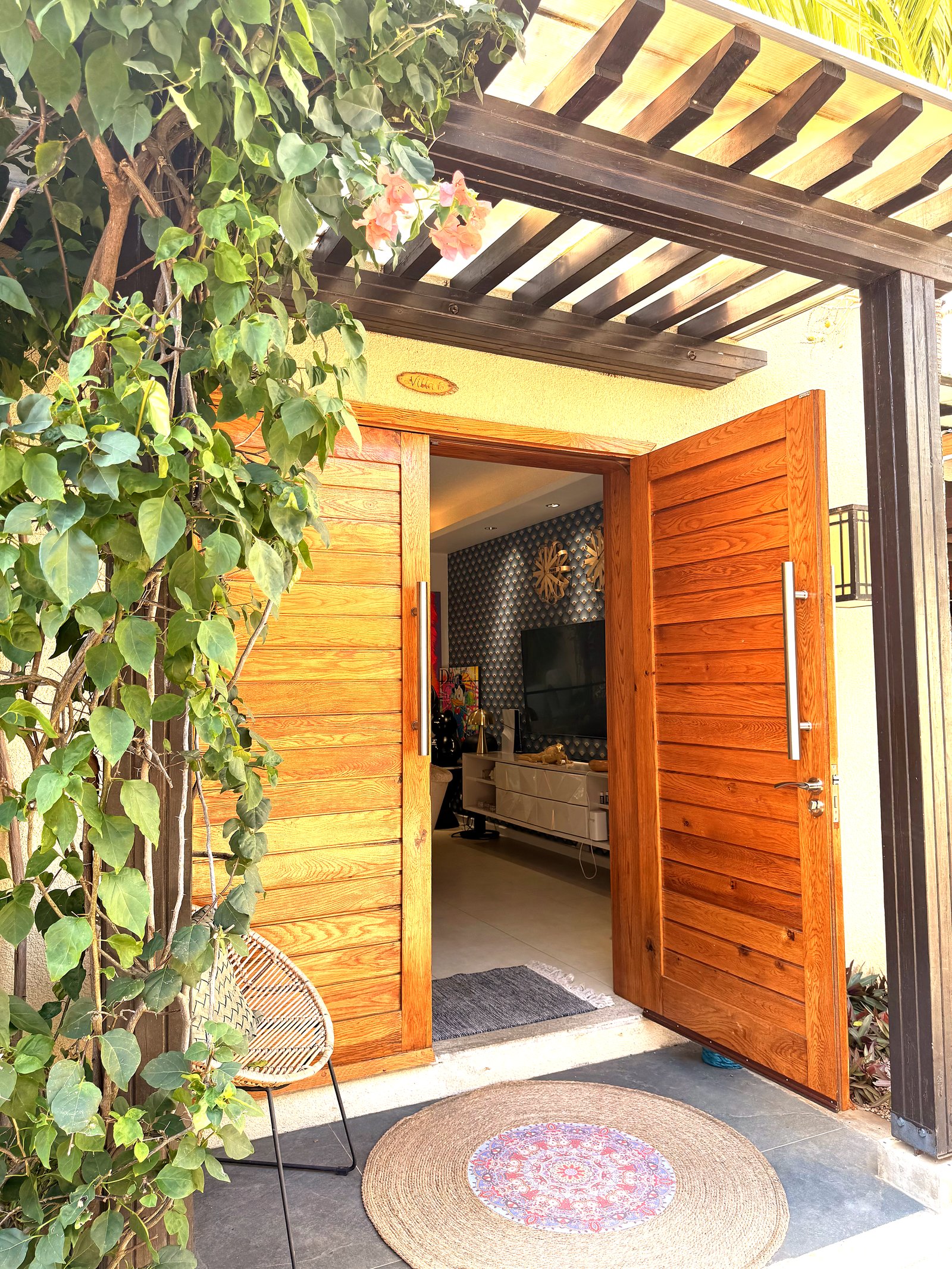 Entrée de la villa sous les bougainvilliers